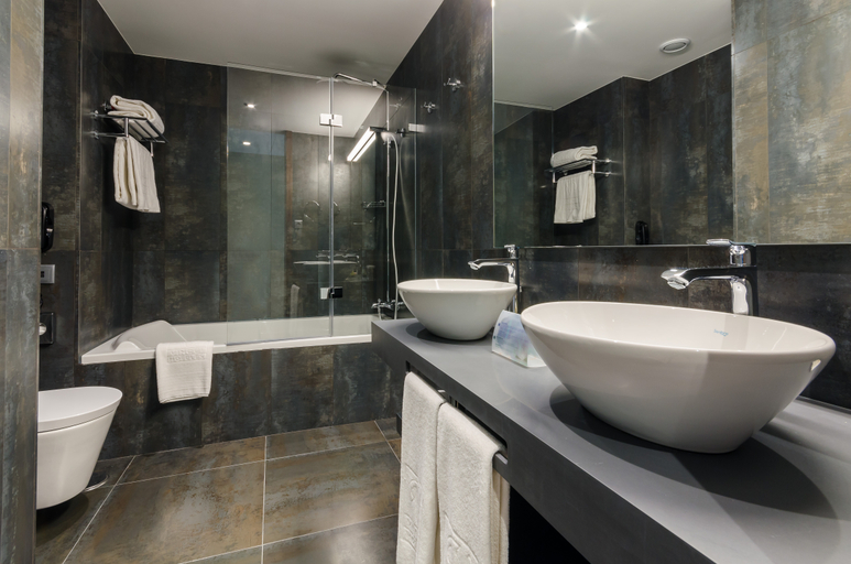 Bathroom 13