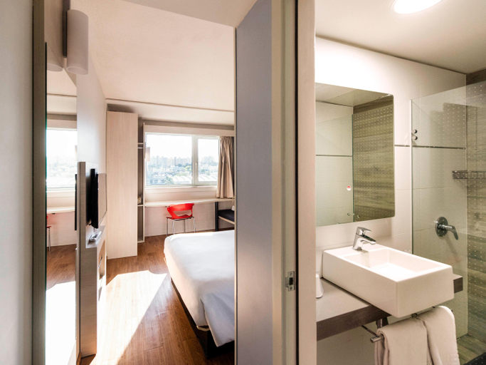 Bathroom 4, ibis Montevideo, Montevideo
