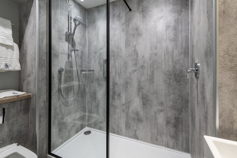 Bathroom 3, Royal National Hotel, London