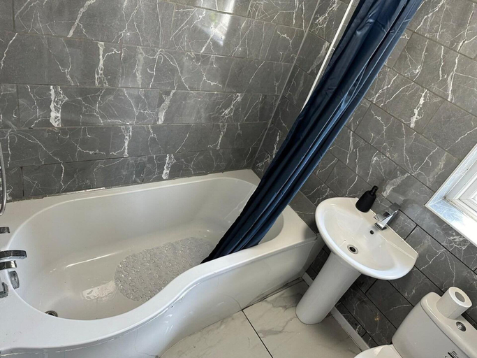 Bathroom 3, House Sleeps 7 - Contractors, Free Parking, Wigan