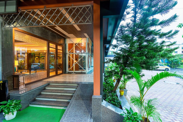 Exterior & Views