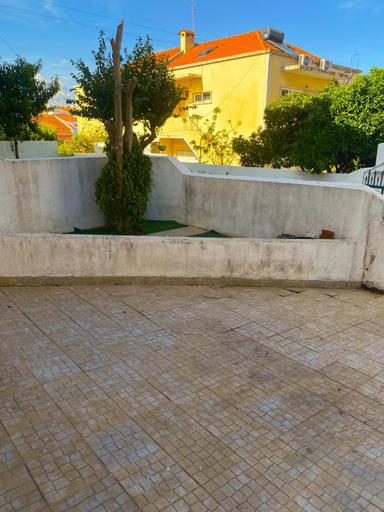 Others 2, Lisabonna Guest House, Odivelas