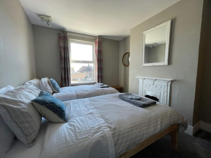 Bedroom 3, Large Family Getaways Metres From the Beach, East Sussex