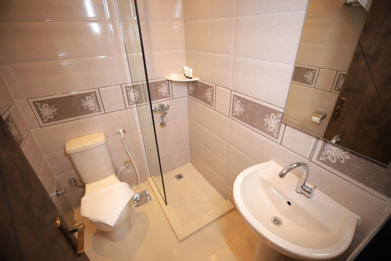 Bathroom 2, Happy Day Pyramids View Hotel, Al-Ahram