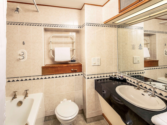 Bathroom 3, Mercure York Fairfield Manor Hotel, York