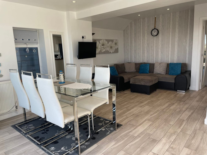 Room 5, Contemporary Beachfront Bungalow With Direct Access to the Sea, East Sussex