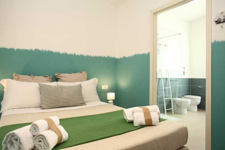 Bathroom 2, BeachSide Rooms & Suites, Trapani