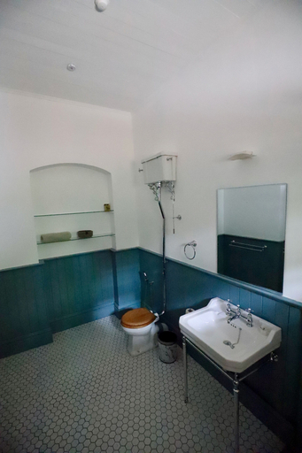 Bathroom 4, Bawlana Estate - Kandy, Pathahewaheta
