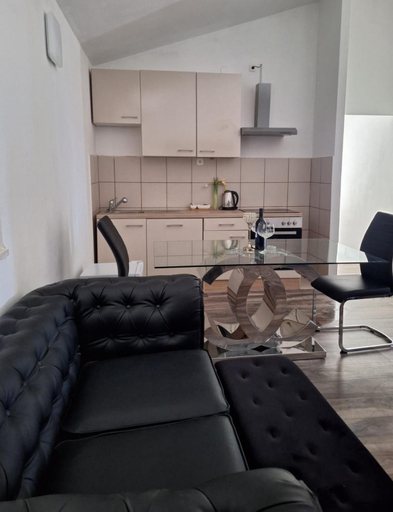 Others 4, Summer Apartment , 4 rooms, sea view with jacuzzi, Podstrana