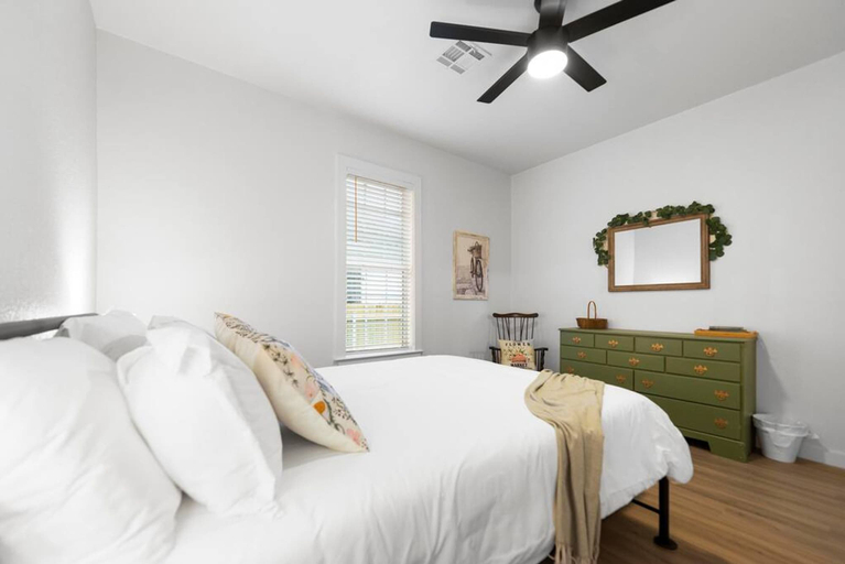 Room 3, New Charming 2-bedroom Home Minutes to Downtown, McLennan