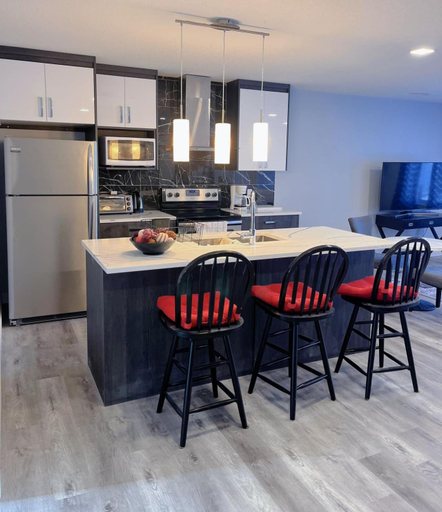 Others 4, Banff Garden Suite&2mins Bus station Close LRT& Free Parking, Division No. 6