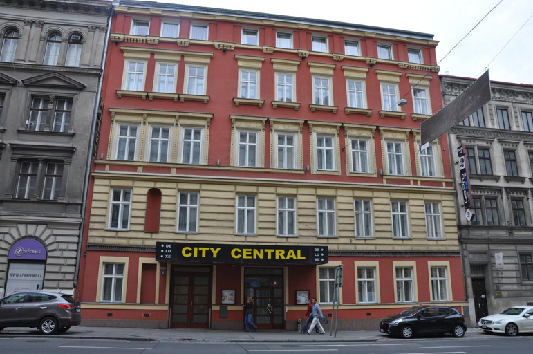 Exterior & Views