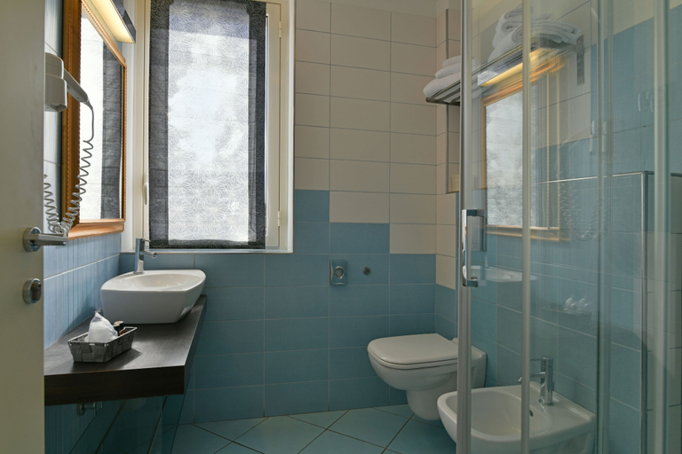 Bathroom 5, Hotel Le Chevalier, Messina