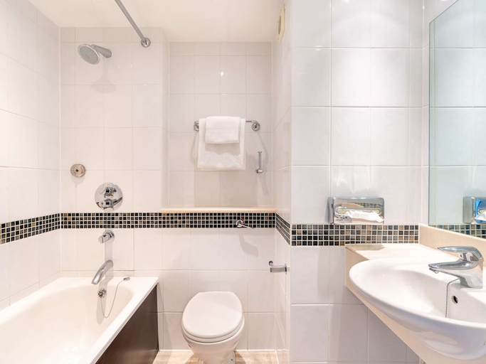 Bathroom 4, Mercure Maidstone Great Danes Hotel, Kent