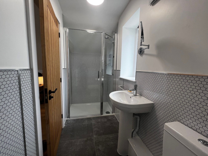 Bathroom 3, Cozy Studio Attic Retreat in Bettws Newydd, Monmouthshire