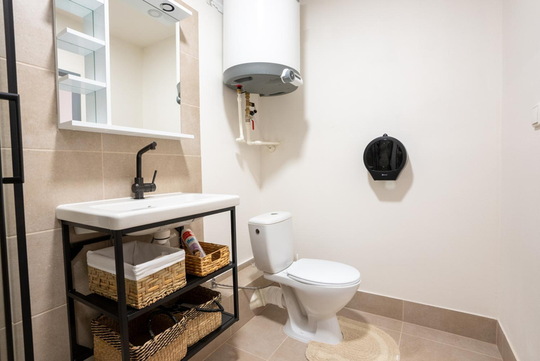 Bathroom 4, White Wolf House Hostel & Apartments, Praha 1