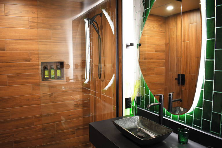 Bathroom 5, The Swiftwater, Monroe