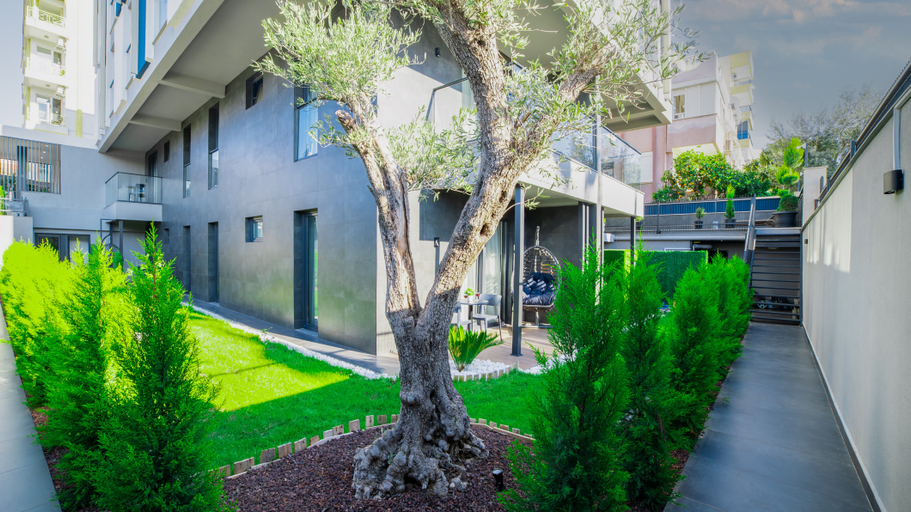 Exterior & Views