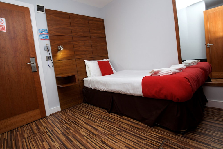 Bedroom 2, Cocoon the International Inn, Sefton