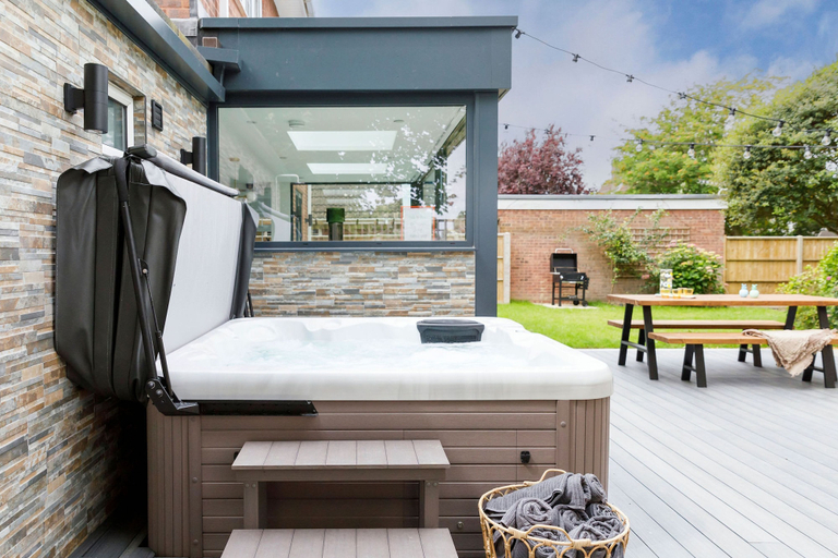 Others 5, Coastal Retreat for 10 With Hot Tub, West Sussex