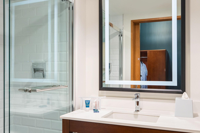Bathroom 4, Four Points by Sheraton Penticton at the Convention Centre, Okanagan-Similkameen