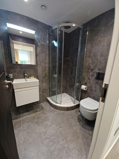Bathroom 3, Buckingham Palace Residences by Aeria Apartments, London