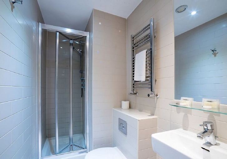 Bathroom 4, Hyde Park Executive Apartments, London