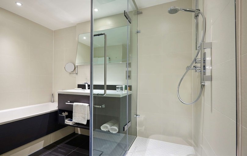 Bathroom 3, Hilton London Heathrow Airport, London