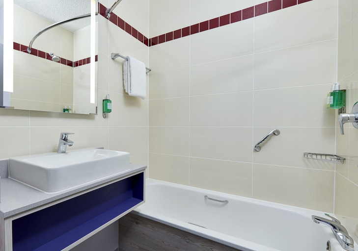 Bathroom 2, Leonardo Hotel Sheffield, Sheffield