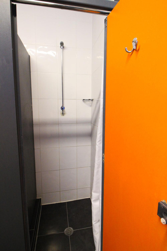 Bathroom 3, London Backpackers Youth Hostel, London
