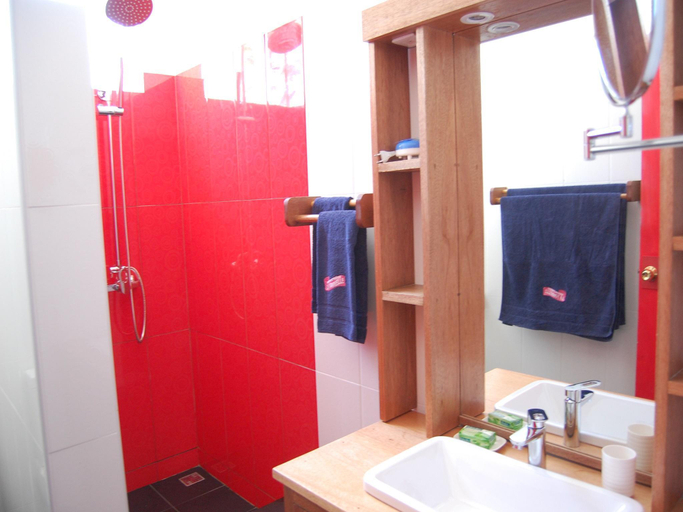 Bathroom 3, La Tonnelle Guest House