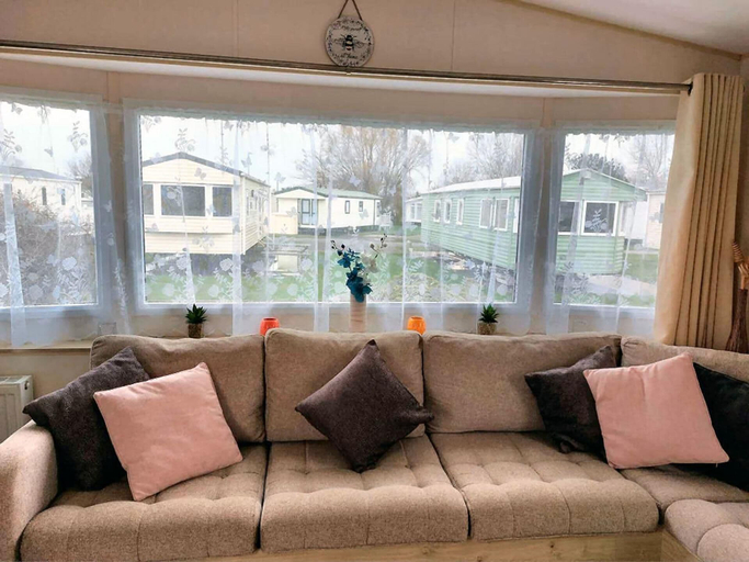 Others 5, 3 Bedroom Caravan - Sleeps 8 - Pets & Free Parking, Lincolnshire