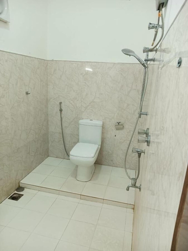 Bathroom 5, salty surf camp, Pothuvil