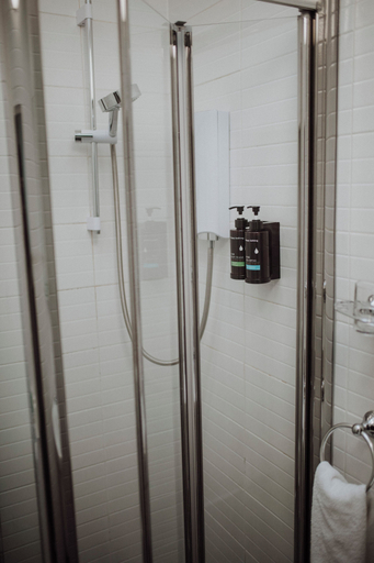 Bathroom 4, 16 Pilrig Guest House, Edinburgh