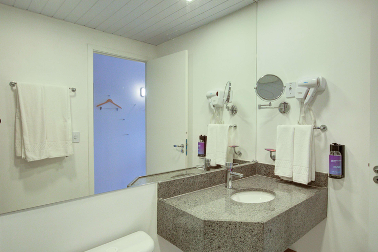 Bathroom 4, Ramada Encore Cruzeiro, Cruzeiro