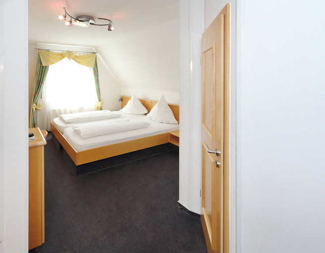 Bedroom 3, Aalener Römerhotel, Ostalbkreis