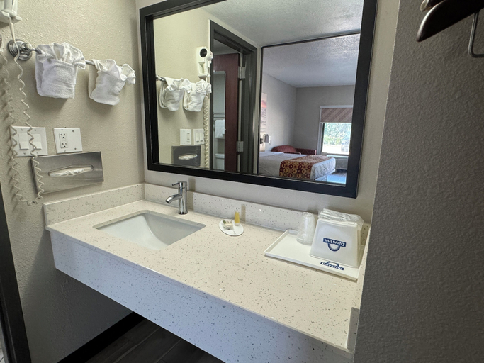 Bathroom 5, Days Inn by Wyndham Longview South, Gregg