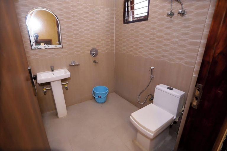 Bathroom, The Regal Inn, Gautam Buddha Nagar