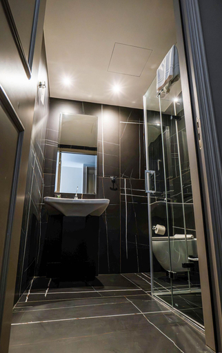 Bathroom, Gate Twenty Two Boutique Hotel