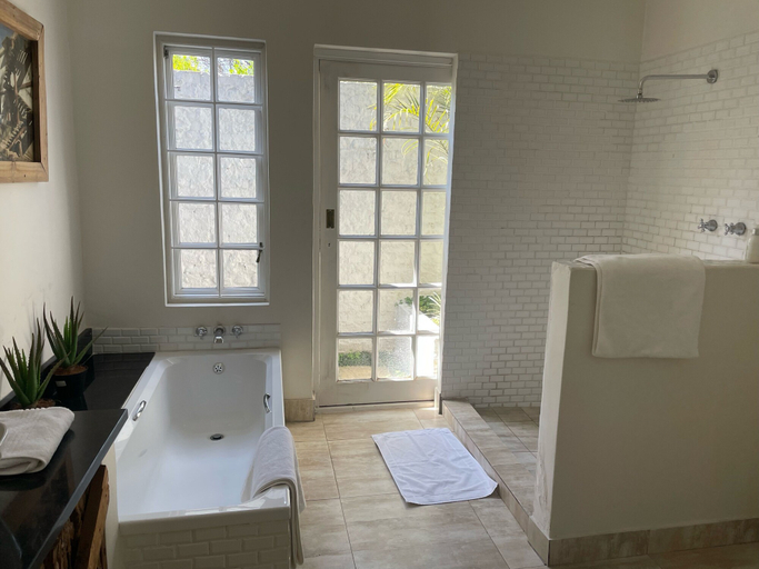 Bathroom 4, Ballantynes Lodge, Harare