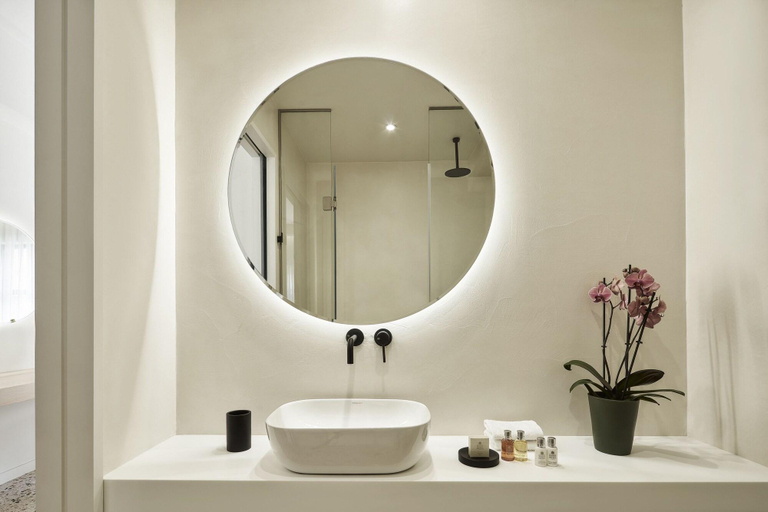 Bathroom 5, Vasi, Attica