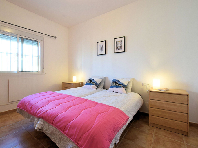 Room 5, Spacious Villa with Hot Tub in Arenas, Málaga