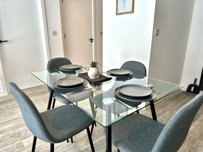 Dining, Sleeps 4 Central Ensuite - Cityview & Parking, Manchester
