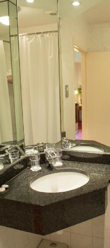 Bathroom 4, Airport Inn Manchester, Manchester