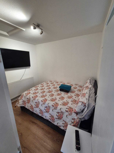 Bedroom 2, Enchanting Enfield Studio Free Parking, London
