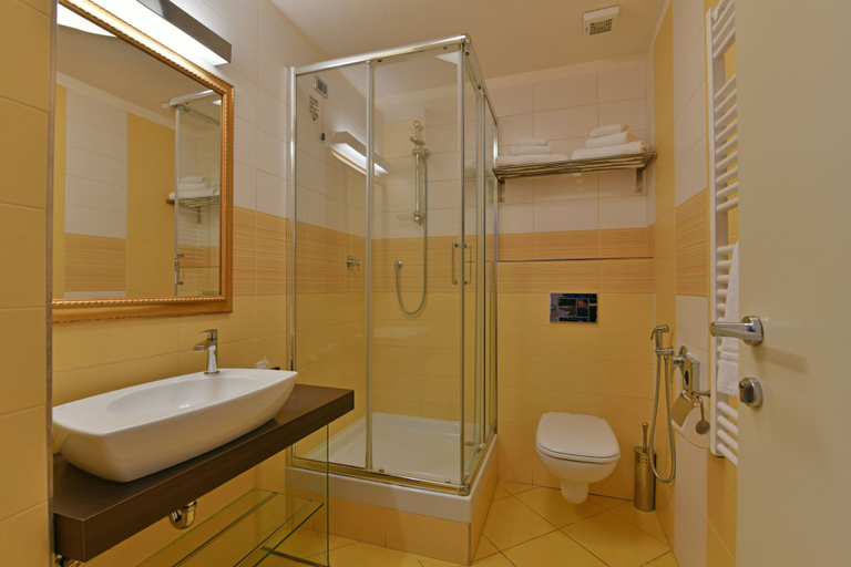 Bathroom 5, Hotel Le Chevalier, Messina