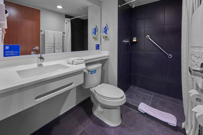 Bathroom 5, City Express by Marriott Ciudad de México Plaza Central, Mexico City