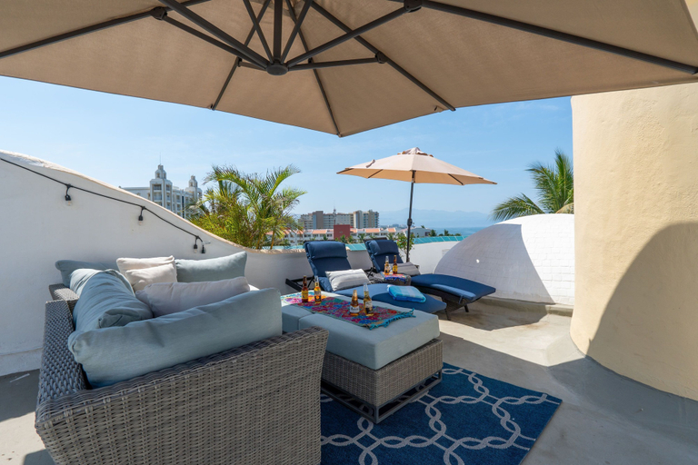Room 5, Ocean Front Penthouse Pool Sleeps 8 People, Compostela