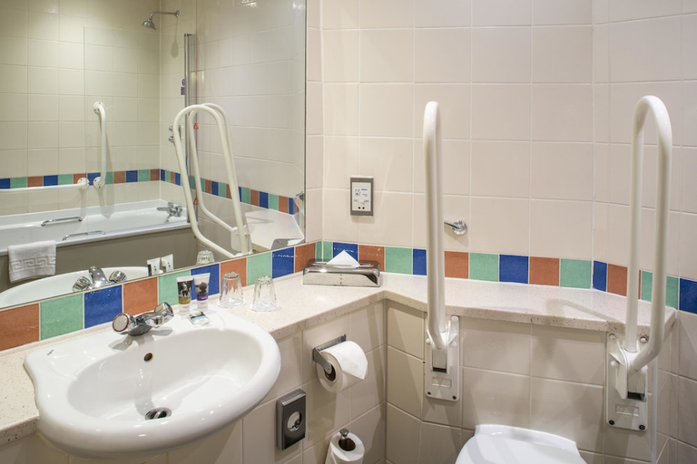 Bathroom 4, Mercure London Heathrow Hotel, London