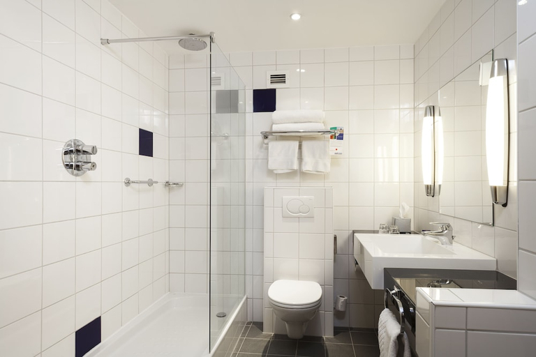 Bathroom 2, Radisson Hotel York, York